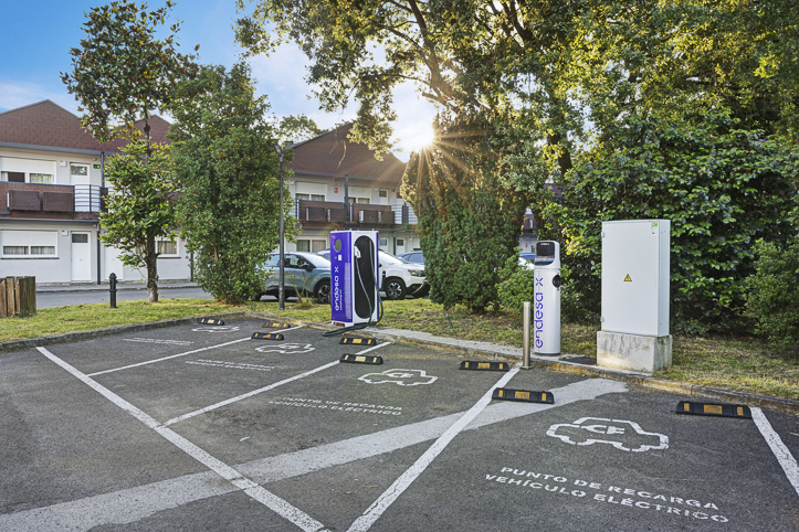 B&B HOTELS car park in Spain with electric vehicle charging points
