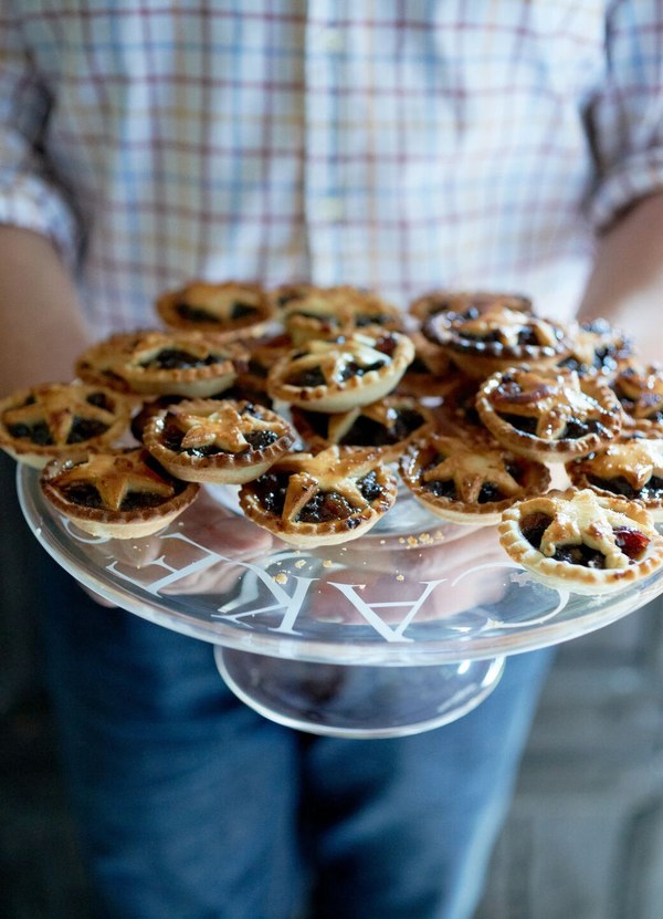 Emma Bridgewater Black Toast glass cake stand piled with mince pies