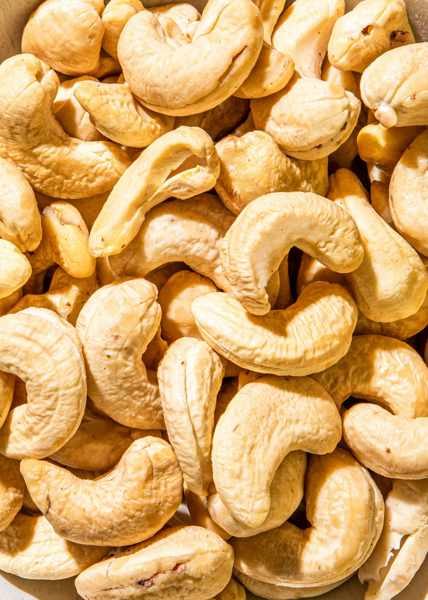 Close-up of KoRo Cashewbruch large-piece cashew kernels