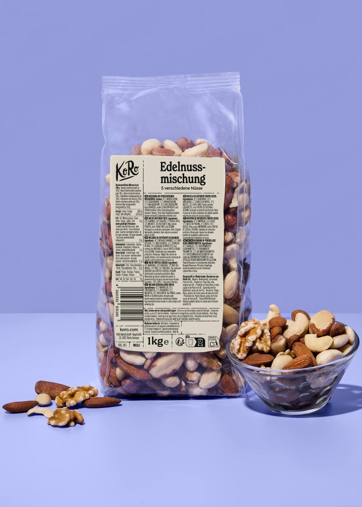 KoRo Edelnussmischung 1 kg bag of mixed almonds, cashews, Brazil nuts, walnuts and hazelnuts next to a bowl of nuts