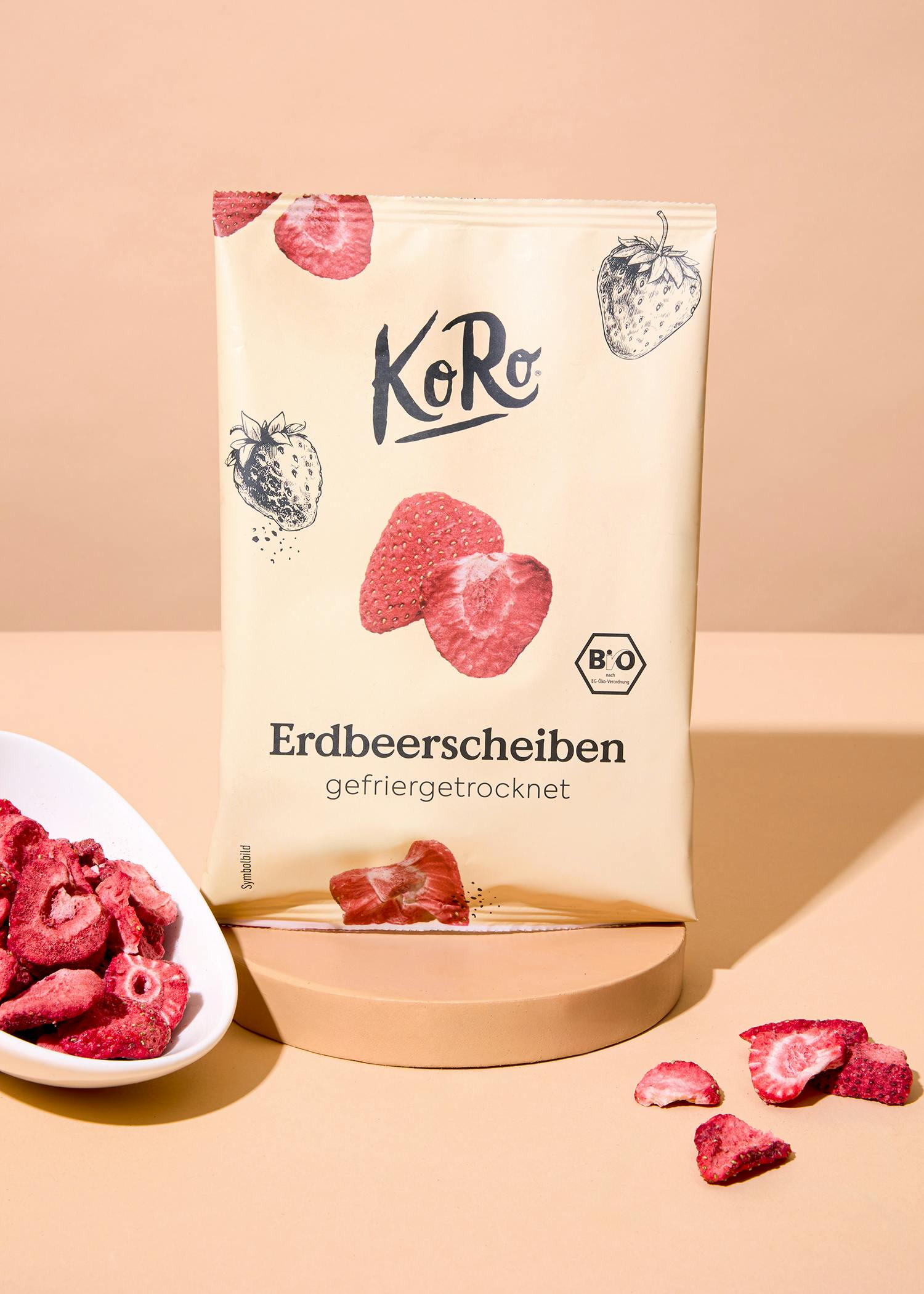 KoRo freeze-dried strawberry slices pouch with strawberry slices